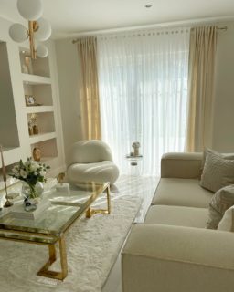 ✨ Home Textile & Decor By @eliisiin ~ Chiffon Gardinen für Stangen & Schienen ✨
Diese wunderschönen und sehr qualitativen Gardinen werden in Deutschland Handangefertigt ✨ Ich habe von mehreren Stoffen, den hochwertigsten aus diesem Material gewählt (made in 🇩🇪 ) Es dient super als Sichtschutz für die Privatsphäre in den 4 Wänden ☺️ Die Chiffon Gardinen werden sehr aufwändig passend für eure Fenster per Hand angefertigt, dafür brauchen wir die genauen Fenstermaßen. Die wunderschönen Falten nehmen 3x mehr Stoff in anspruch... die Preise werden dann anhand der Breite des Fensters / der Wand kalkuliert, hier ein Beispiel: 
1,00 m Breite = 124,99€ 
2,00 m Breite = 199,99€ 
3,00 m Breite 279,99€ 
Versicherter Versand innerhalb Deutschland ab 5,99€, Ausland Versand auf Anfrage möglich. Zahlung per Paypal oder Banküberweisung. Ihr könnt jetzt ganz bequem & einfach per DM (Nachricht) bestellen. Vielen Dank im Voraus 🥰
#elisin_home #hometextileanddecor #interiorbyelisin #hometextile #and #homedecor #kissen #kissenhülle #yastıkkılıfı #yastik #pillow #pillowcase #gardinen #vorhänge #curtains #sichtschutz #tüllperde #fonperde #interiorinspiration #home #decor #inneneinrichtung #livingroom #wohnzimmer #oturmaodası