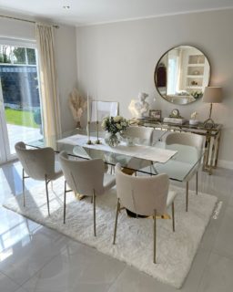 ✨ Home Textile & Decor By @eliisiin ~ Tischläufer ✨
Einen wunderschönen Abend meine Lieben 🥰 Die @elisin_home Kollektion wächst und wächst 🤲🏼 Denn für mich sind die Wünsche meiner Kunden sehr wichtig und wir versuchen sie bestens  umzusetzen ☺️ Diesmal haben wir diesen wunderschönen Tischläufer für eine Kundin angefertigt und es hat ihr und uns soo sehr gefallen, dass wir es nun auch ins Kernsortiment aufgenommen haben 🥳 
Maße: 40x150 cm 
Farbe: Creme/beige & Silber/grau 
Preis: 29,99€ 
Versand: innerhalb Deutschland 3,90€ (Auslandversand möglich) 
#elisin_home #hometextileanddecor #interiorbyelisin #hometextile #and #homedecor #tischdeko #läufer #tischläufer #masaörtüsü #masadekoru #tablecloth #gardinen #vorhänge #curtains #kissenbezug #tüllperde #fonperde #interiorinspiration #home #decor #inneneinrichtung #livingroom #wohnzimmer #oturmaodası #yemekodasi #esszimmer #diningroom #diningroominspo