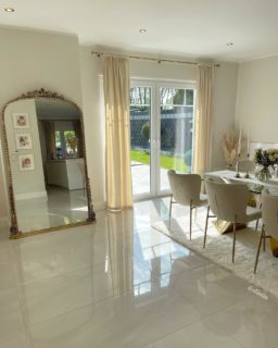 ✨ Home Textile & Decor By @eliisiin 
Meine Gardinen Kollektion ✨
Diese wunderschönen und super qualitativen Gardinen werden in Deutschland Handangefertigt ✨ Der Stoff wurde nach meinen Vorstellungen in einem schimmernden Samt Stoff speziell für @elisin_home angefertigt. 
Auf den Bildern ist die Tunnel Methode zu sehen. Es ist nur für eine Stangen geeignet. Fotos für die Faltenband Methode sind ebenfalls im Feed zu finden. Meine Gardinen sind in Beige und Grau erhältlich. Die Maßen sind 135x260 cm, eine Überlänge ist möglich. Kürzen tun wir nicht ! Preise: 2er Set Tunnel Variante 149,99€ | 2er Set Multiband 159,99€, Versicherter Versand innerhalb Deutschland ab 6,99€, Ausland Versand auf Anfrage möglich. Zahlung per Paypal oder Banküberweisung. Ihr könnt jetzt ganz bequem per DM bestellen. Vielen Dank im Voraus 🥰
#hometextileanddecor #interiorbyelisin #hometextile #and #homedecor #elisin_home #gardinen #vorhänge #curtains #fonperde #interiorinspiration #home #decor #inneneinrichtung #esszimmer #diningroom #yemekodası