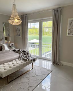 ✨ Home Textile & Decor By @eliisiin 
Meine Gardinen Kollektion in Grau ✨
Diese wunderschönen und super qualitativen Gardinen werden in Deutschland Handangefertigt ✨ Der Stoff wurde nach meinen Vorstellungen in einem schimmernden Samt Stoff speziell für @elisin_home angefertigt. 
Auf den Bildern ist die Multiband Methode zu sehen. Es ist für Stangen & Leisten geeignet. Meine Gardinen sind in Grau und Beige erhältlich. Die Maßen sind 135x260 cm, eine Überlänge ist möglich. Preise: 2er Set mit Faltenband 159,99€, Versicherter Versand innerhalb Deutschland ab 6,99€, Ausland Versand auf Anfrage möglich. Zahlung per Paypal oder Banküberweisung. Ihr könnt jetzt ganz bequem per DM bestellen. Vielen Dank im Voraus 🥰
#hometextileanddecor #interiorbyelisin #hometextile #and #homedecor #elisin_home #gardinen #vorhänge #curtains #fonperde #interiorinspiration #home #decor #inneneinrichtung #schlafzimmer #bedroom #yatakodası