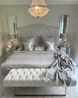 ✨Samt Kissenbezüge in Grau✨
Diese wunderschönen und super qualitativen Kissenhüllen werden in Deutschland Handangefertigt ✨ Der Stoff wurde nach meinen Vorstellungen in einem schimmernden Samt Stoff speziell für @elisin_home angefertigt. 
Die Kissenhülle sind in Beige und Grau erhältlich. Die Maßen sind 40x40 cm, 50x50 cm oder 30x50 cm. Preis je Kissenhülle 14,99€, Versicherter Versand innerhalb Deutschland 3,99€, Ausland Versand auf Anfrage möglich. Zahlung per Paypal oder Banküberweisung. Ihr könnt jetzt ganz bequem per DM bestellen. Vielen Dank im Voraus 🥰
#hometextileanddecor #interiorbyelisin #hometextile #and #homedecor #elisin_home #kissen #kissenhülle #yastıkkılıfı #yastik #pillow #pillowcase #gardinen #vorhänge #curtains #fonperde #interiorinspiration #home #decor #inneneinrichtung #bedroom #schlafzimmer #schlafzimmerideen #bedroominspo