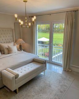 ✨Elisin Home -  Samt schimmernde Gardinen in Beige ✨
Diese wunderschönen und qualitativen Gardinen werden in Deutschland Handangefertigt ✨ Der Stoff wurde nach meinen Vorstellungen in einem schimmernden Samt Stoff speziell für @elisin_home angefertigt. 
Auf den Bildern ist die Multiband Methode zu sehen. Es ist für Stangen & Leisten geeignet. Meine Gardinen sind in Grau und Beige erhältlich. Die Maßen sind 135x260 cm, eine Überlänge ist möglich. Preise: 2er Set mit Faltenband 159,99€, Versicherter Versand innerhalb Deutschland ab 6,99€, Ausland Versand auf Anfrage möglich. Zahlung per Paypal oder Banküberweisung. Ihr könnt jetzt ganz bequem per DM bestellen. Vielen Dank im Voraus 🥰
#hometextileanddecor #interiorbyelisin #hometextile #and #homedecor #elisin_home #gardinen #vorhänge #curtains #fonperde #interiorinspiration #home #decor #inneneinrichtung #schlafzimmer #bedroom #yatakodası