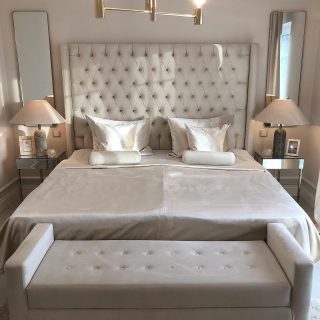 New Bedroom Details ✨

Wunderschönen Sonntagabend ihr Lieben 🥰

Ich hatte euch bereits in meiner Story die @elisin_home Tagesdecke gezeigt & da sie sooo gut ankam, wollte ich es hier festhalten & bekanntgeben, dass sie ab sofort auf www.elisin-home.de bestellbar ist 🥳

#interiorbyelisin #elisinhome #bedroom #schlafzimmer #makeover #newdesign #new #details #interiordesign #interior #bettwäsche #tagesdecke #boxspringbett #inspiration #myfurniturecom #hmxme  #zarahome #myfurniture #westwing #tkmaxx #maisondumonde #karedesign #lampenwelt 

[Werbung | Markennennung]