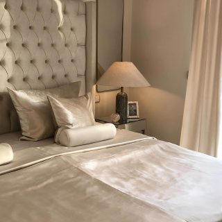 Bedroom Inspiration ✨
Wunderschönen Sonntagabend ihr Lieben 🤍
Tagesdecke, Kissenbezüge, Gardinen jetzt bei @elisin_home & auf www.elisin-home.de bestellbar 🤍
Bett & Bank: @optimawohnen Code: Elisin5075
Spiegel: @abdulllah_atasoy 
( Ignoriert die mittlere Naht auf der Tagesdecke.. Ich hätte die Tagesdecke andersrum platzieren müssen, somit wäre es unter der gefalteten stelle nicht sichtbar.. ) ☺️