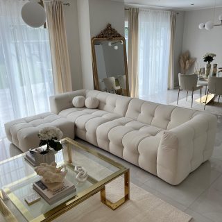 Home Textile & Decor By @eliisiin ~ Gardinen für Stangen & Schienen 
Diese wunderschönen und sehr qualitativen Gardinen werden in Deutschland Handangefertigt ✨ Der Stoff wurde nach meinen Vorstellungen in einem schimmernden Samt Stoff speziell für @elisin_home angefertigt und ist in beige und grau erhältlich. Bei dem Chiffon habe ich mich von sämtlichen Stoffen für den hochwertigsten aus diesem Material entschieden. Es dient super als Sichtschutz für die Privatsphäre in den 4 Wänden, sorgt aber auch für eine sehr ruhige Atmosphäre im Raum ☺️ Auf den Bildern ist die Multiband Methode zu sehen. Es ist für Stangen & Leisten geeignet. Die Chiffon Gardinen werden sehr aufwändig passend für die Fenster per Hand angefertigt, dafür brauchen wir die genauen Fenstermaßen. Die wunderschönen Falten nehmen 2,5x mehr Stoff in anspruch. Die Preise werden anhand der Fenstermaßen / Wand kalkuliert. Die Maßen der Samt Gardinen sind 135x260 cm, eine Überlänge ist möglich. Preis je 2er Set mit Multiband 159,99€. Versicherter Versand innerhalb Deutschland 5,99€, Ausland Versand auf Anfrage möglich. Zahlung per Vorkasse mit Paypal oder Banküberweisung. Die Bestellung könnt ihr auf www.elisin-home.de aufgeben. Vielen Dank im Voraus 🥰
#elisin_home #hometextileanddecor #interiorbyelisin #hometextile #and #homedecor #gardinen #vorhänge #curtains #perde #interiorinspiration #interior #inspiration #inspo #home #decor #inneneinrichtung #wohnzimmer #livingroom #oturmaodası