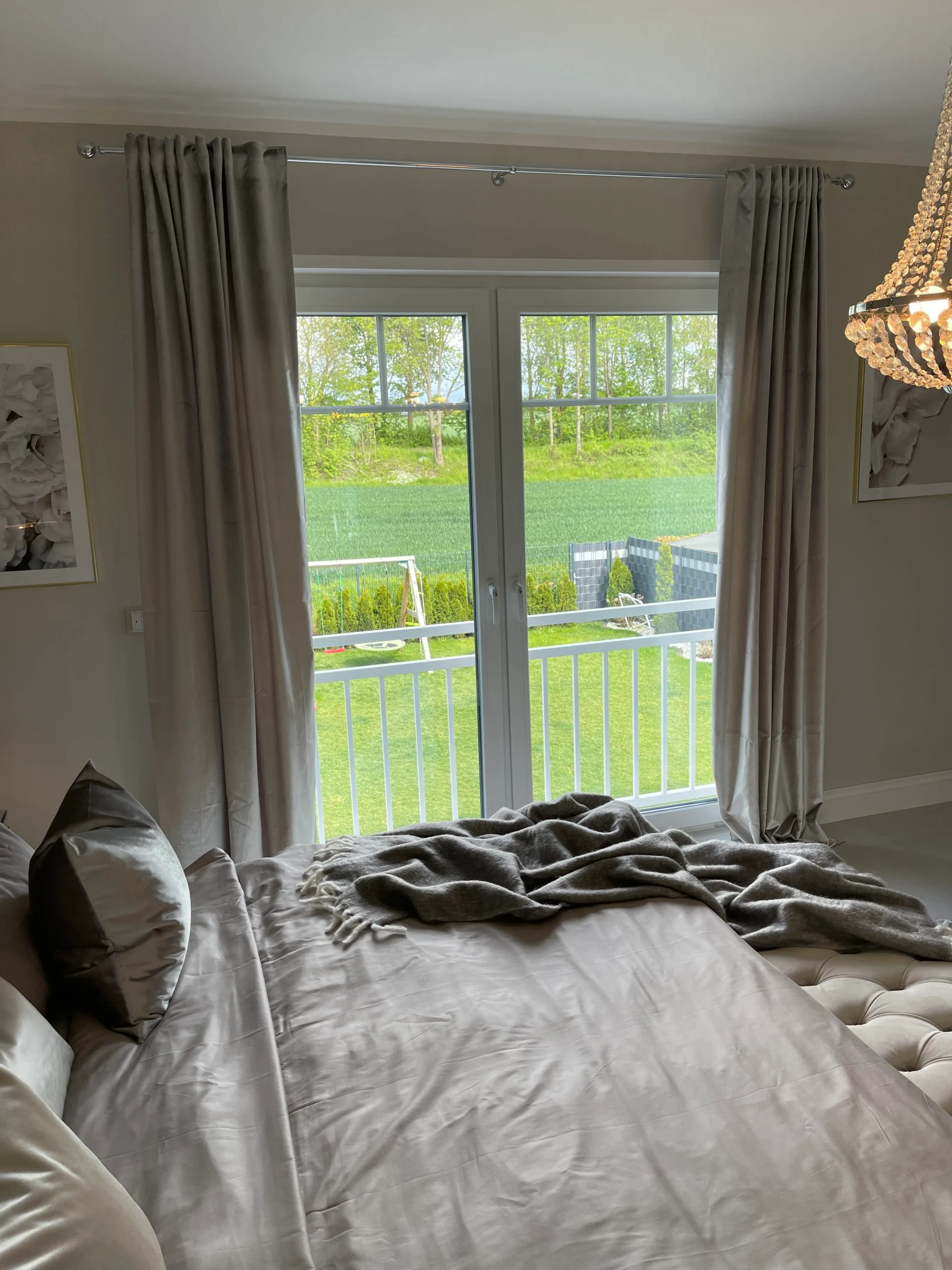 Samt Schimmernde Gardinen in Grau mit Multifunktionsband (2er Set) – Bild 2