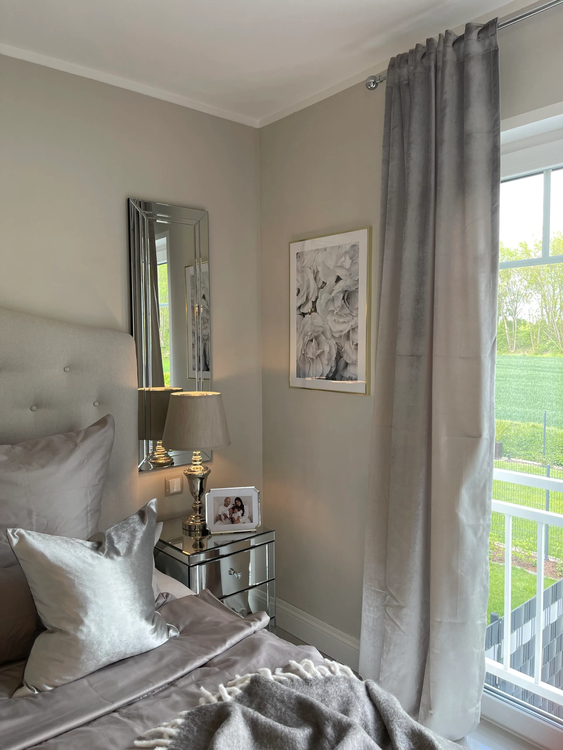 Samt Schimmernde Gardinen in Grau mit Multifunktionsband (2er Set) – Bild 3